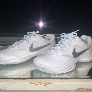 Size 9.5 women’s Nike white tennis shoes. Stylish and comfortable; Not used